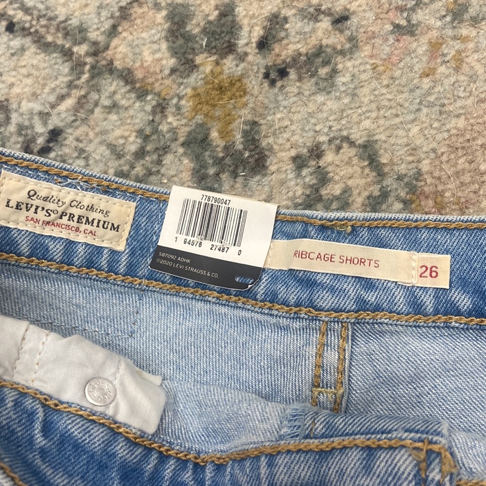 Levi’s Ribcage Shorts - Picture 6 of 6